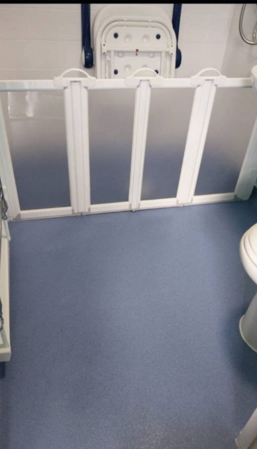 Non-slip vinyl wet room floor